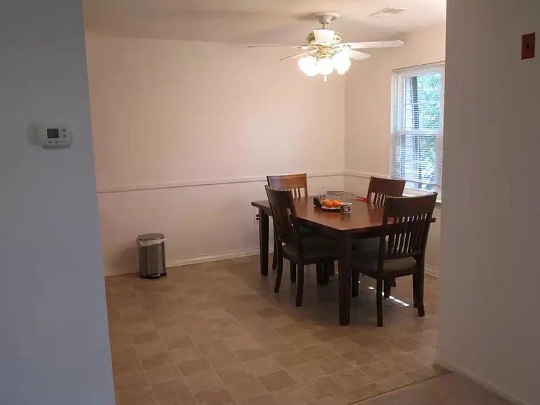 412 Green Hollow Dr — Photo 3