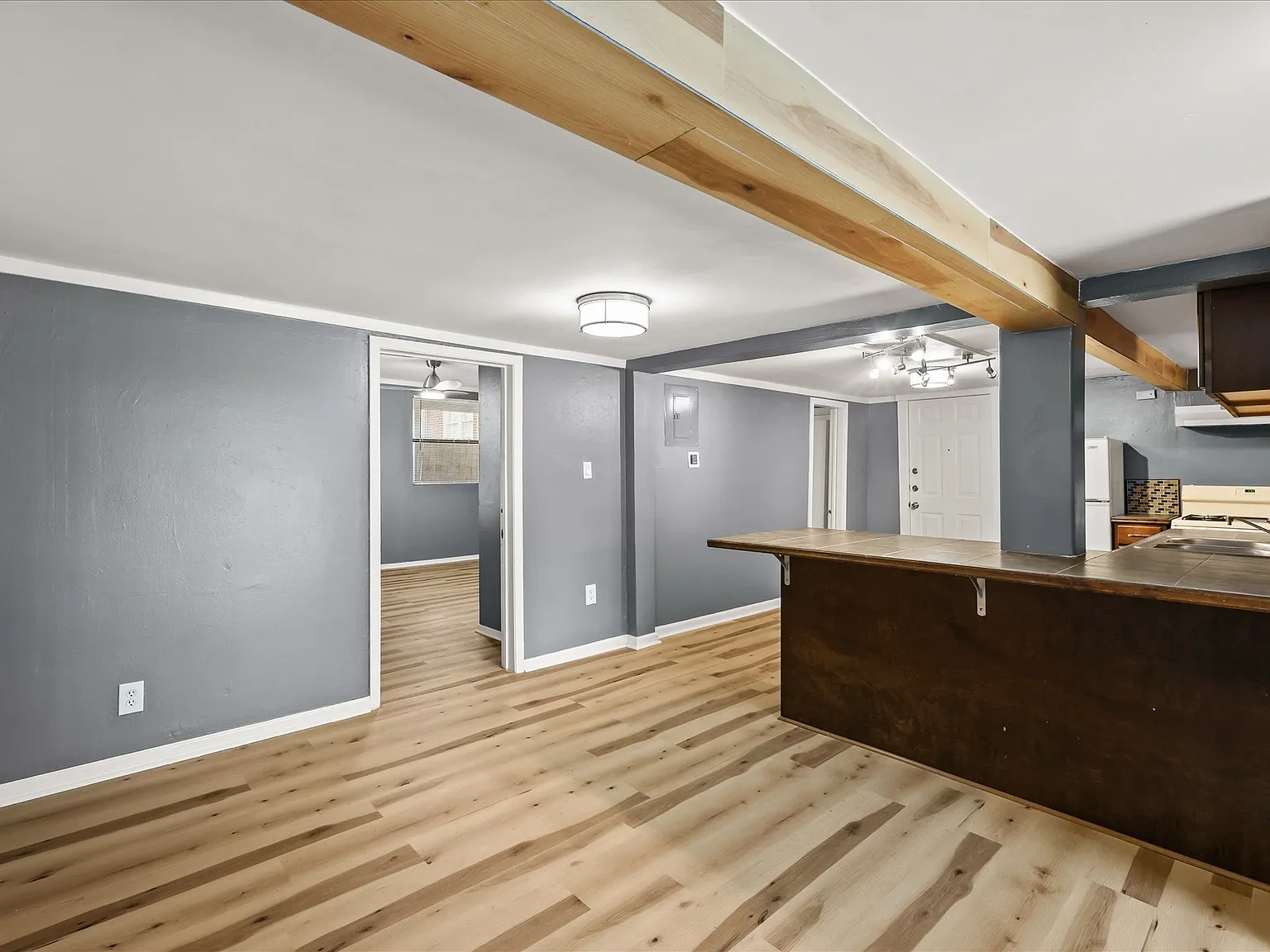 2 bed, 700 sqft, $1,200 — Photo 3