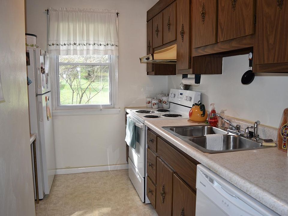 2nd image of 714 Williamsburg Dr E