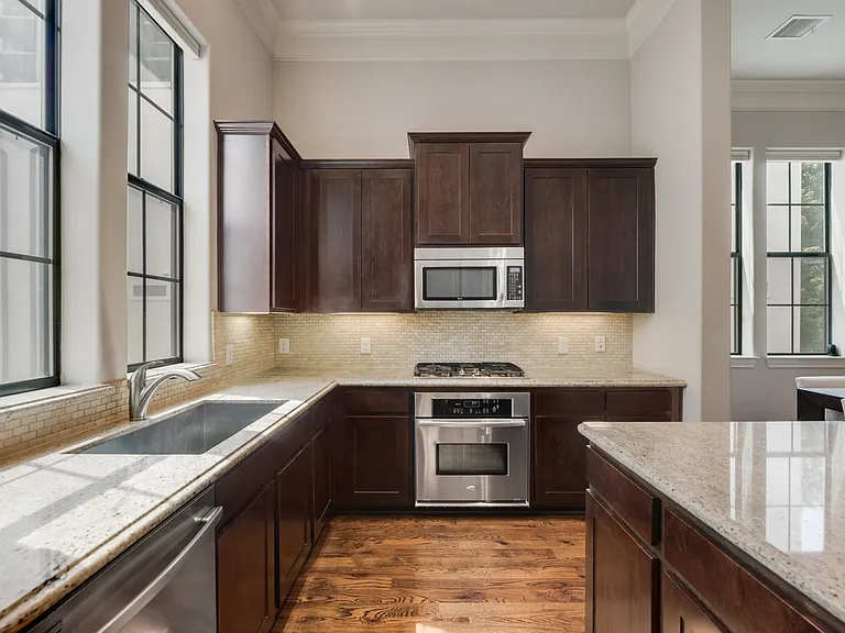 425 S Cesar Chavez Blvd — Photo 9
