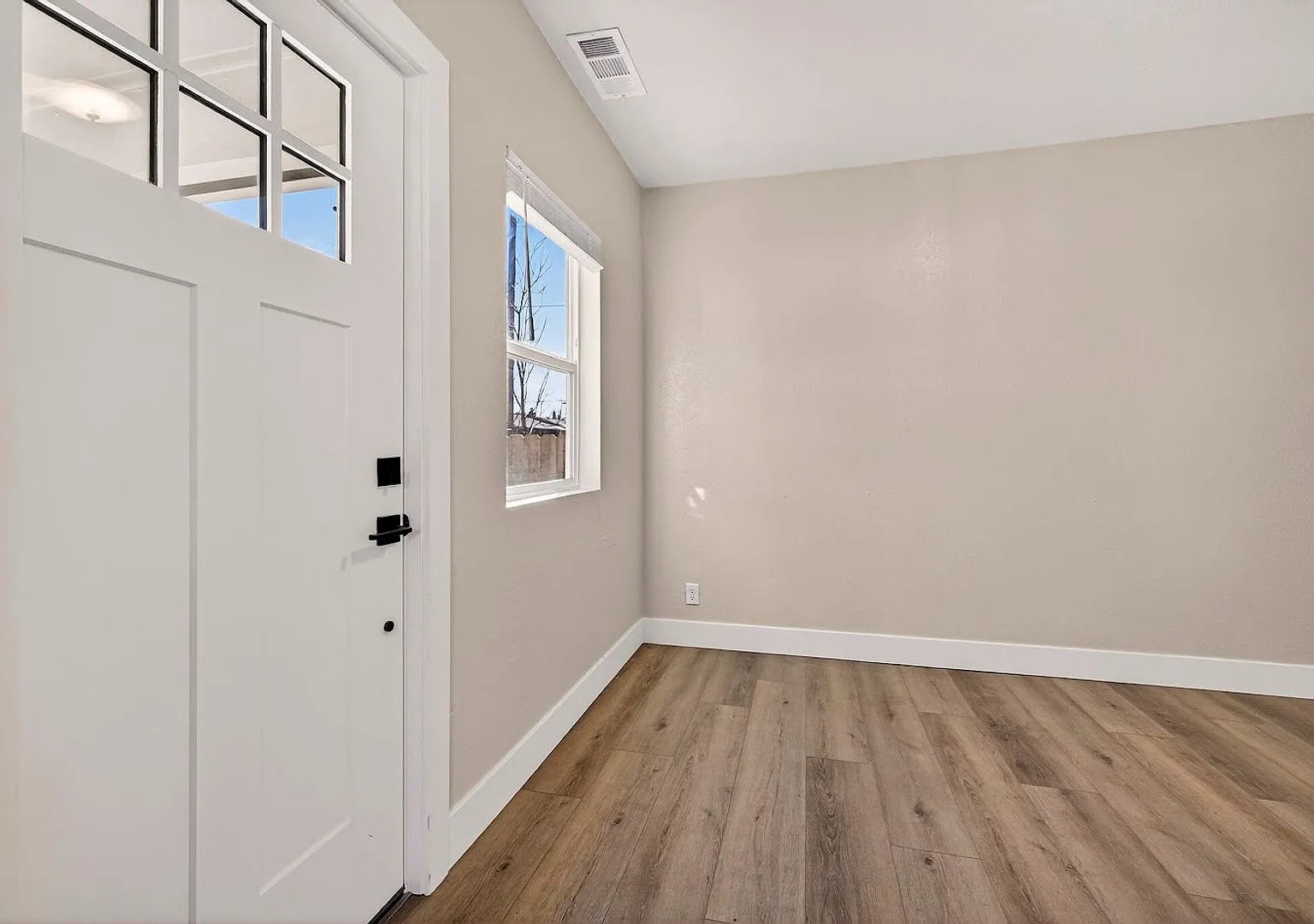Move In Special $3000 If Lease Signed By July 2026!! 3 Bedroom Home Close To Csuc! — Photo 2