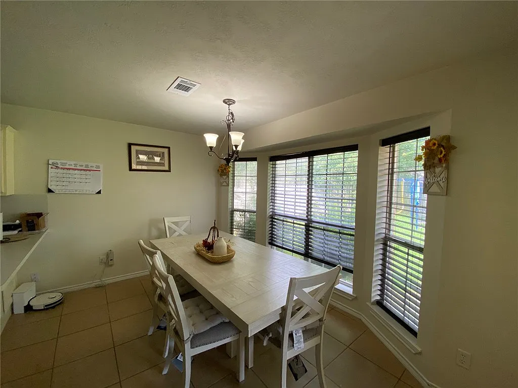 4 bed, 1845 sqft, $2,150 — Photo 4