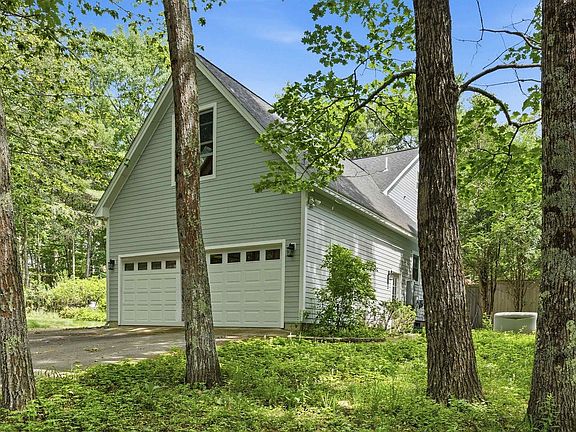 3rd image of 8 Freshet Road
