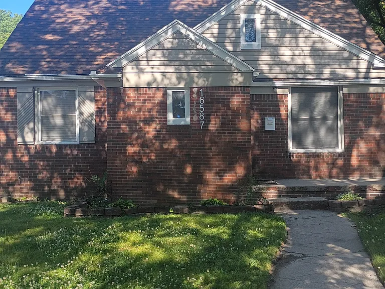 16587 Pierson St — Photo 1