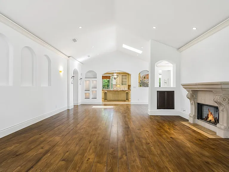 5136 Woodley Ave — Photo 4