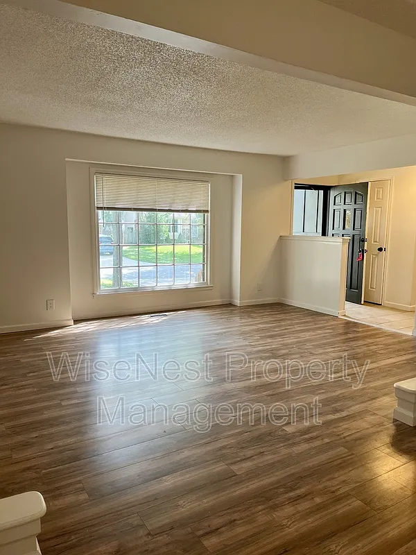 4 bed, 2.5 bath, 1684 sqft, $2,595 — Photo 4