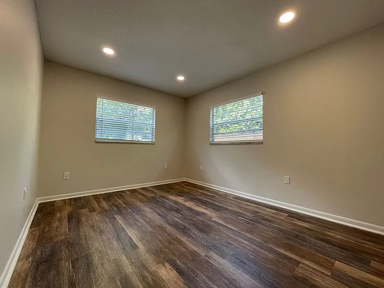 129 E Amelia St — Photo 23