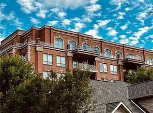 21 Burkebrook Pl #332, Toronto, ON M4G 0A2