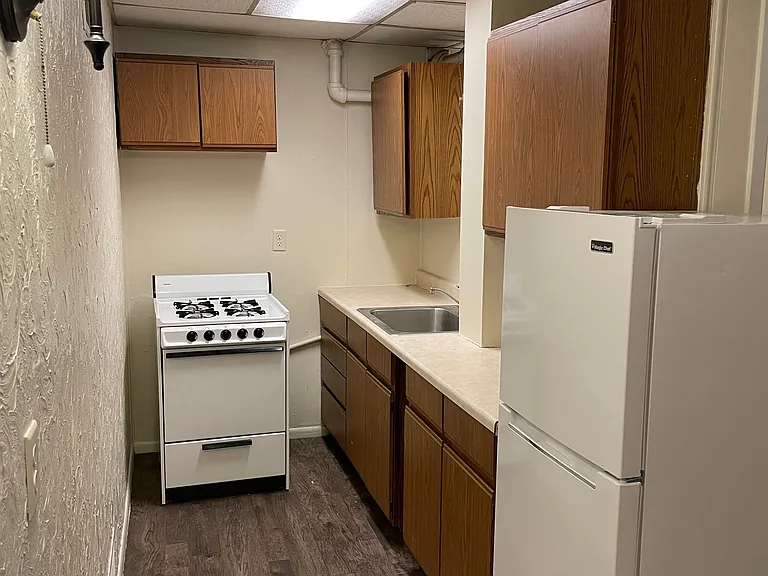 569 Portland Apartments — Photo 18