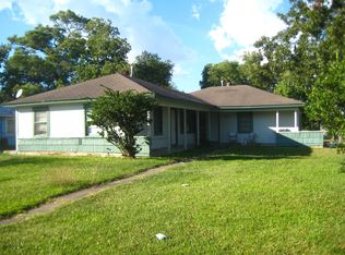 1243 Chevy Chase Dr, Angleton, TX 77515