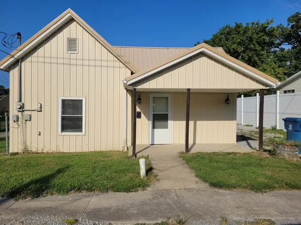 300 N Virginia St, Mc Leansboro, IL 62859