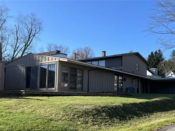 15 Lawn Ave, Greenville, PA 16125