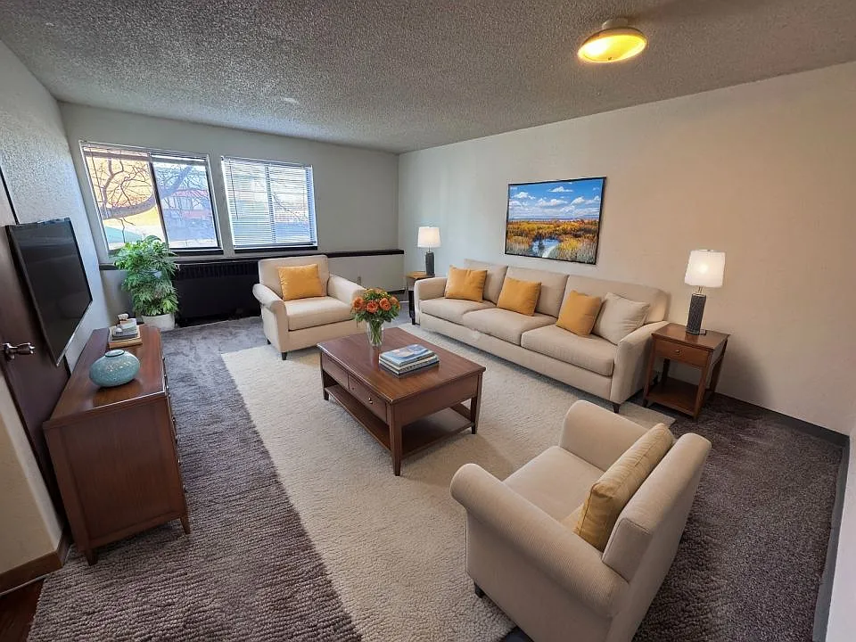 2 bed, 1.0 bath, 924 sqft, $995 — Photo 2