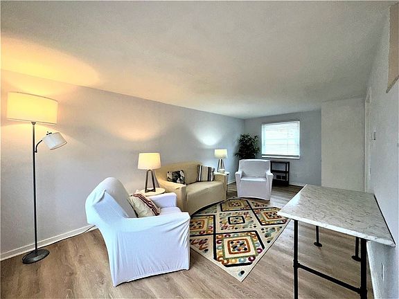 3rd image of 1095 Kelton Ave