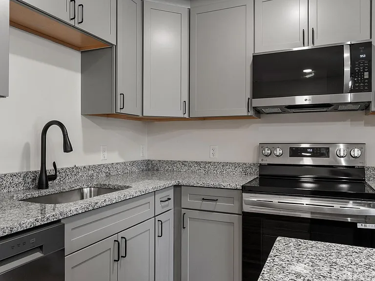329 Main St #6 — Photo 3