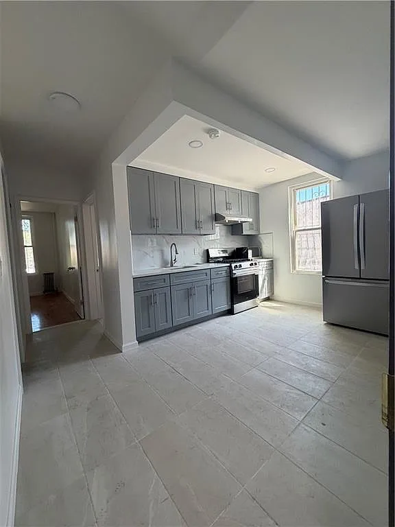 4 bed, 1.0 bath, 950 sqft, $3,650 — Photo 1