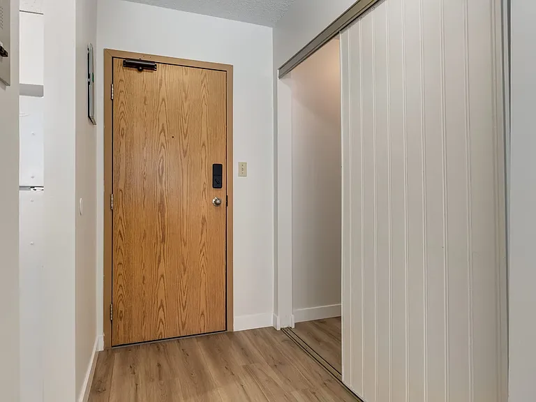 2404 16a St SW — Photo 13