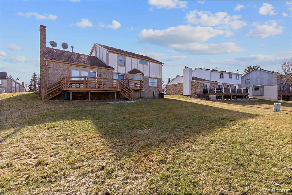 4 bed, 3.5 bath, 3340 sqft, $3,900 — Photo 4