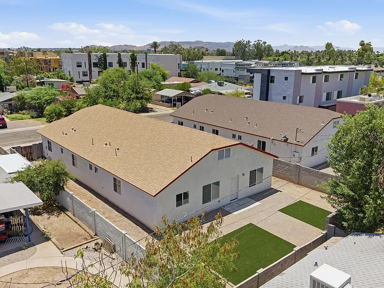 512 W Brown St — Photo 44