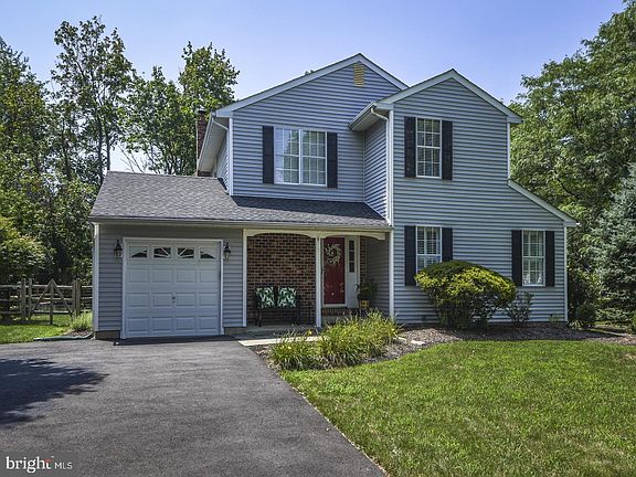 2nd image of 210 Yorkshire Dr