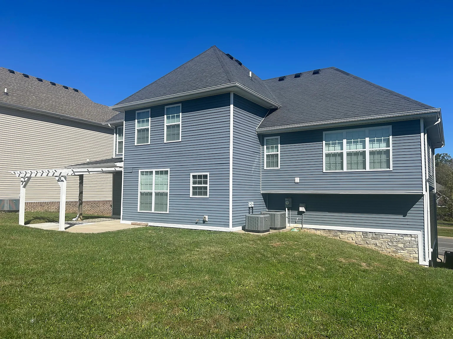 4 bed, 2.5 bath, 2400 sqft, $2,995 — Photo 3