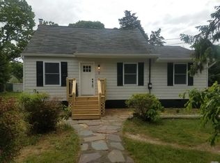 8 Auborn Ave, Shirley, NY 11967