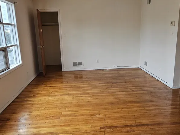 502 Avenue East image 4 of 28