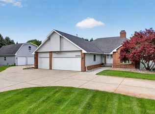 13749 Merrie Meadow Ln, South Lyon, MI 48178