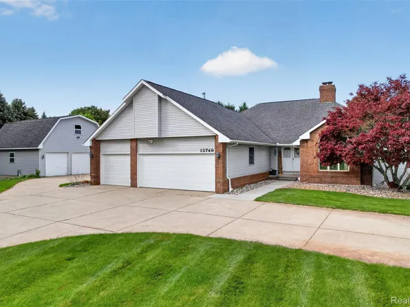 13749 Merrie Meadow Ln, South Lyon, MI 48178