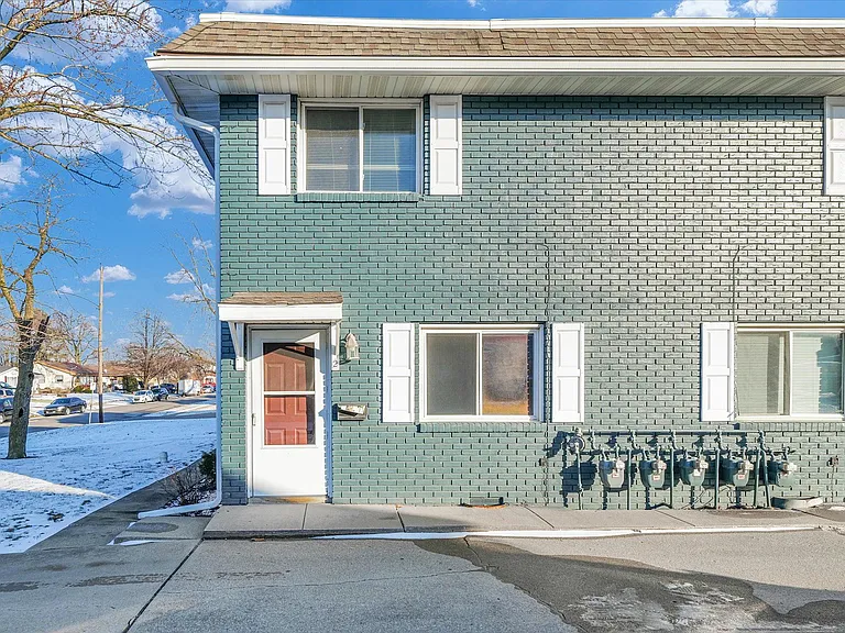 327 Riley Dr — Photo 3