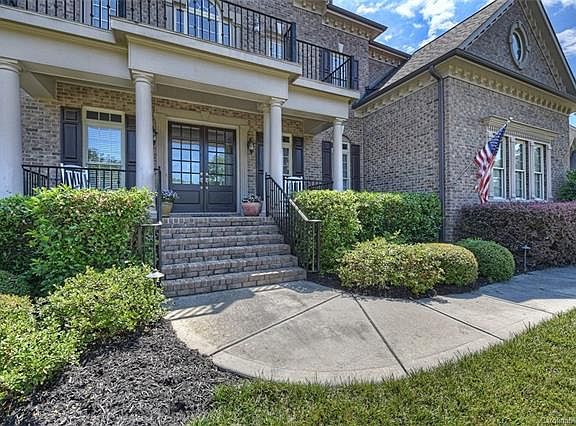 2nd image of 1352 Shinnecock Ln