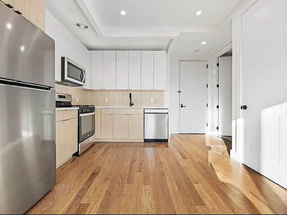 56 E 21st St #2B