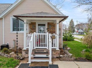 102 E Lincoln St, Charlevoix, MI 49720