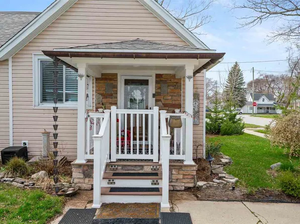 102 E Lincoln St, Charlevoix, MI 49720