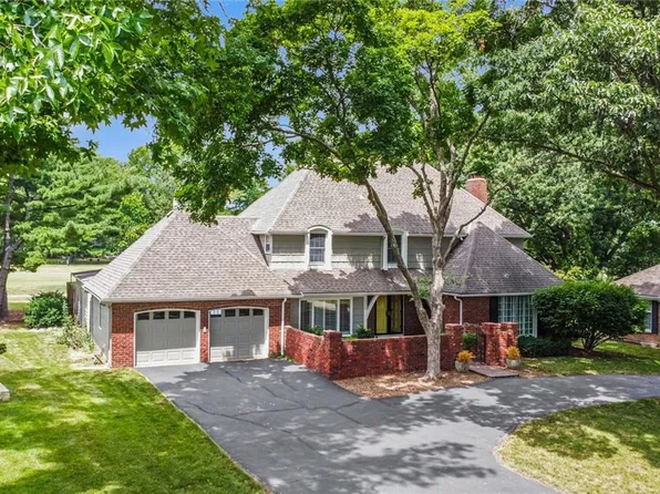 10420 England Dr, Overland Park, KS 66212