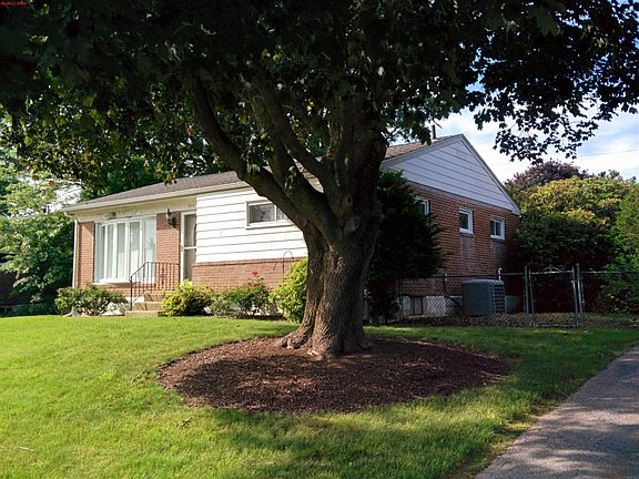4th image of 912 Evergreen Ave