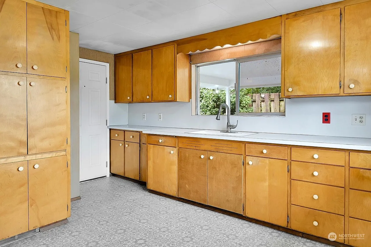 3 bed, 2900 sqft, $3,275 — Photo 2