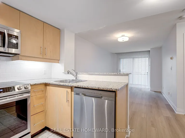 300 Bloor St E #611 — Photo 16