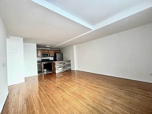 4th image of 121 E 12th St APT 6H