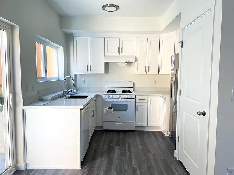 Iris Apartments — Photo 6