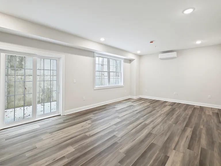 60 Woodside Pl — Photo 1