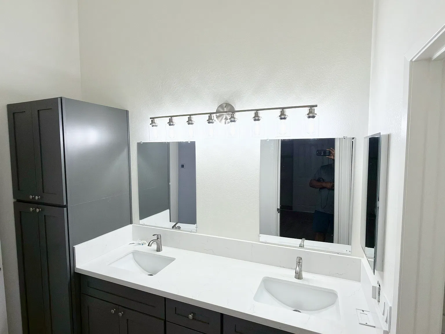 2 bed, 906 sqft, $2,700 — Photo 2