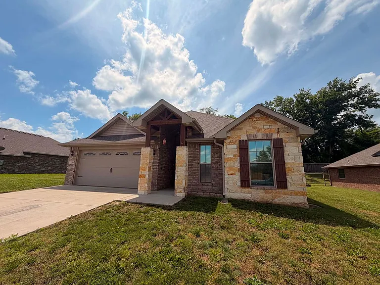 1104 Lakeview Dr — Photo 2