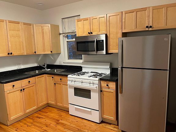 3rd image of 1069 N Hermitage Ave #2