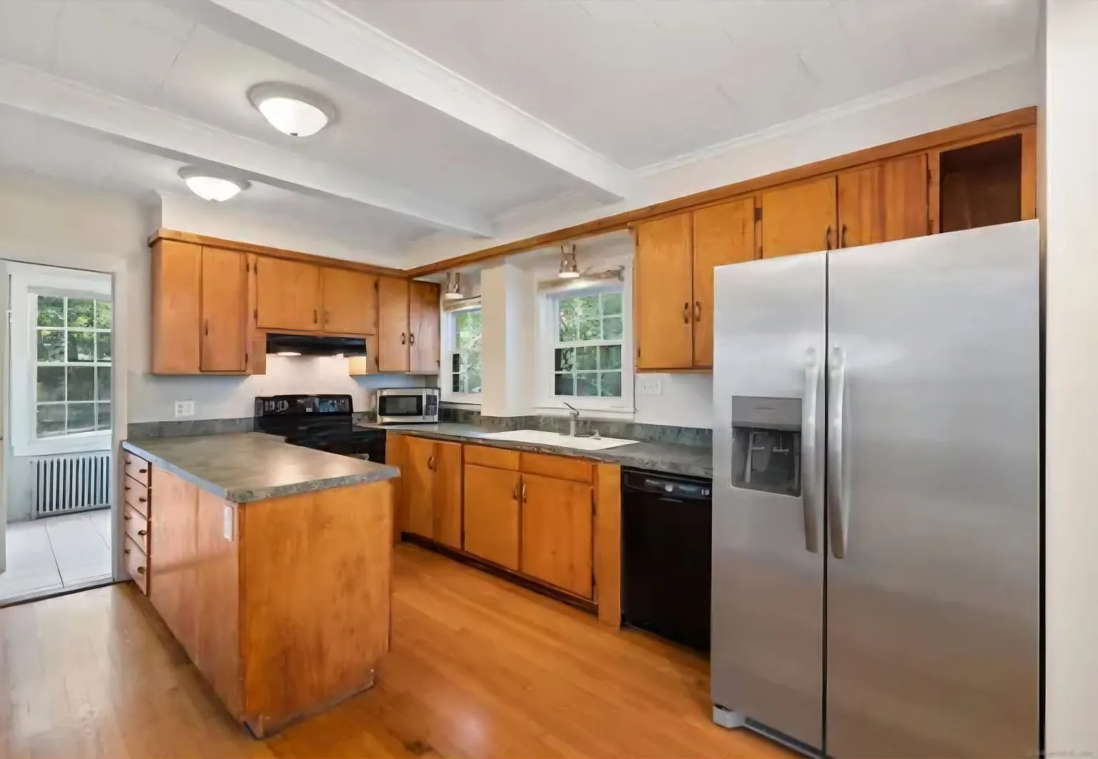 6 bed, 1955 sqft, $5,100 — Photo 4