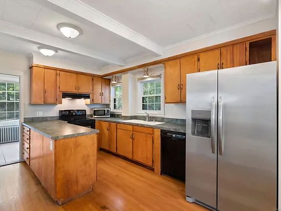 4th image of 147 Spring St