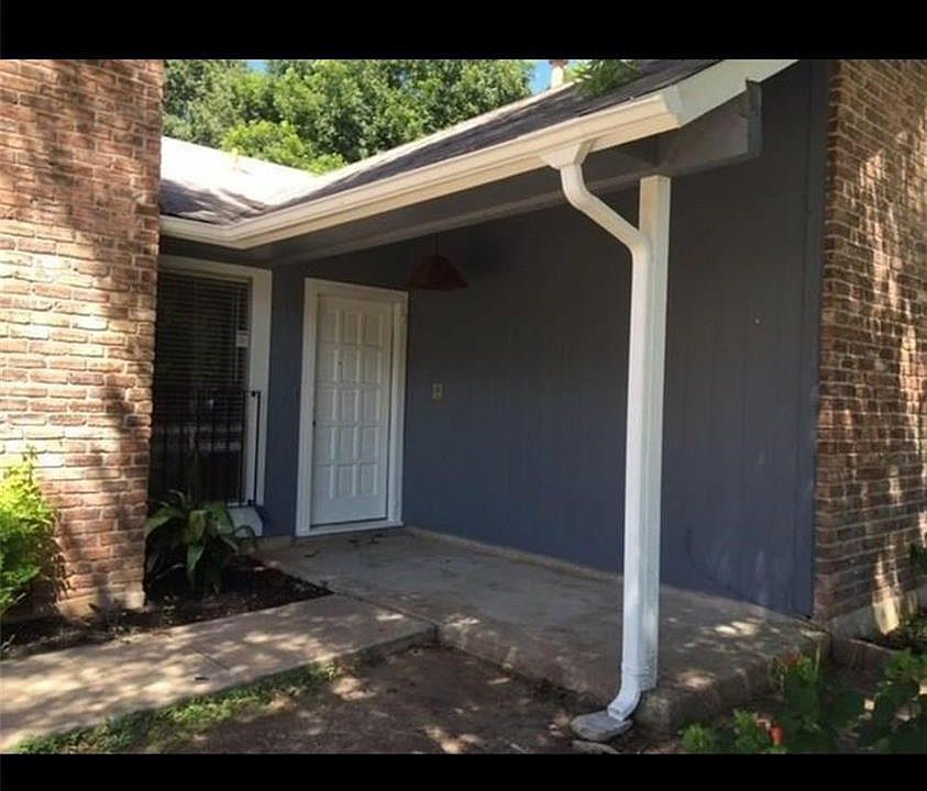 2nd image of 1118 Stoneoak Ln