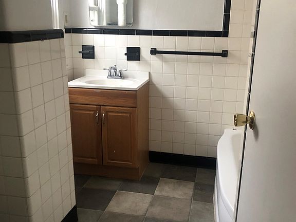 5th image of 2707 Walnut St APT 2