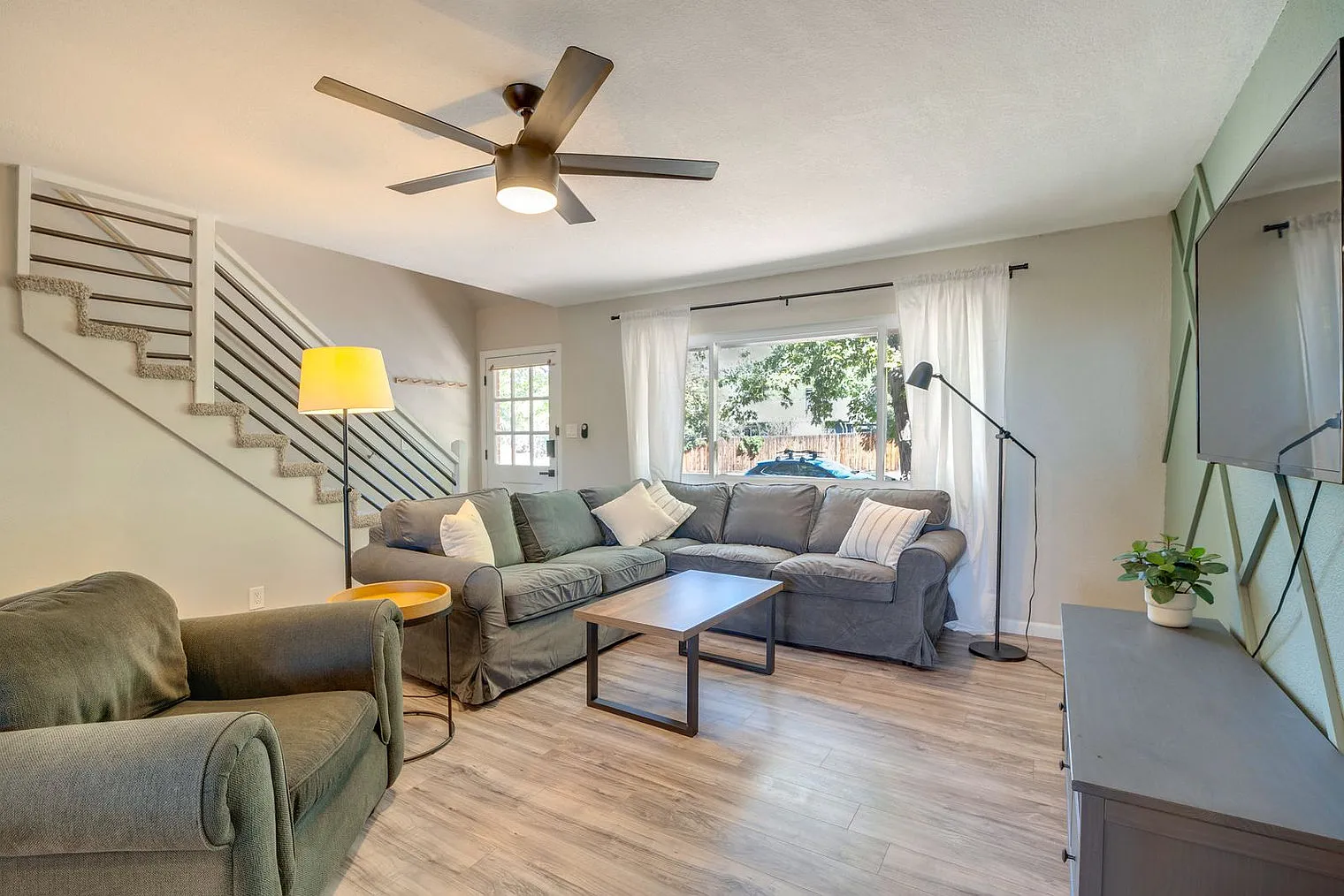 4 bed, 3.0 bath, 1496 sqft, $4,276 — Photo 2