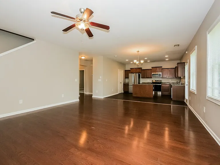 102 Worthing Ln — Photo 6